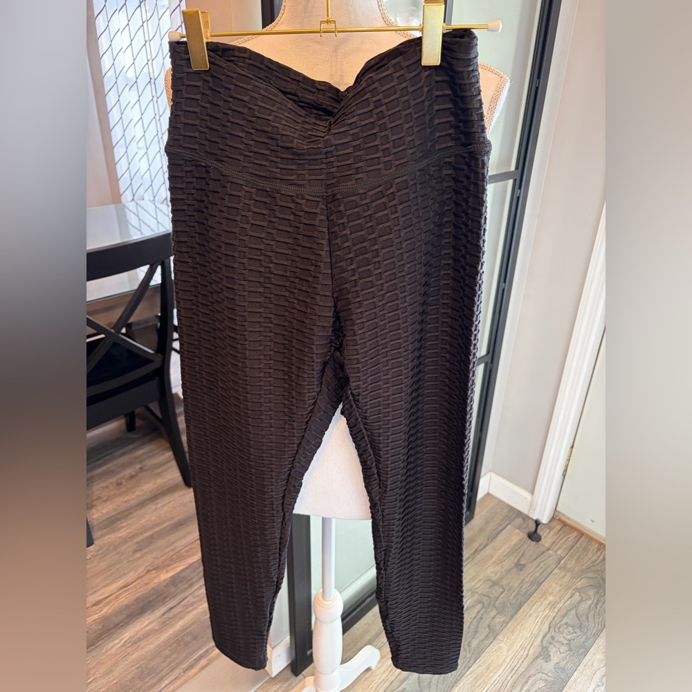 New With Tags…Boutique Black Honeycomb Leggings…Size Large